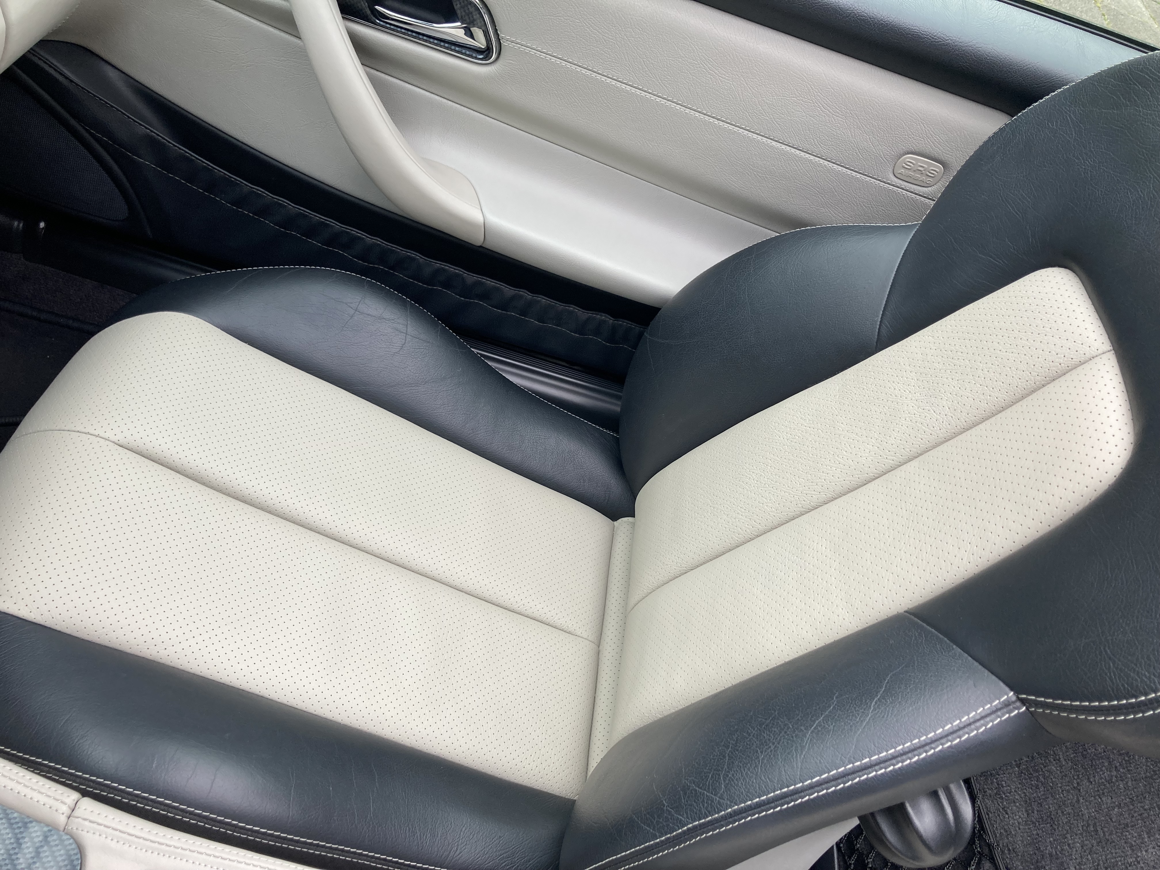 Reparatur und Restaurierung der Recaro-Autositze für den Mercedes-Benz SLK R170. Farbtonauswahl und Färbung von echtem Leder, Wiederherstellung beschädigter Nähte.
