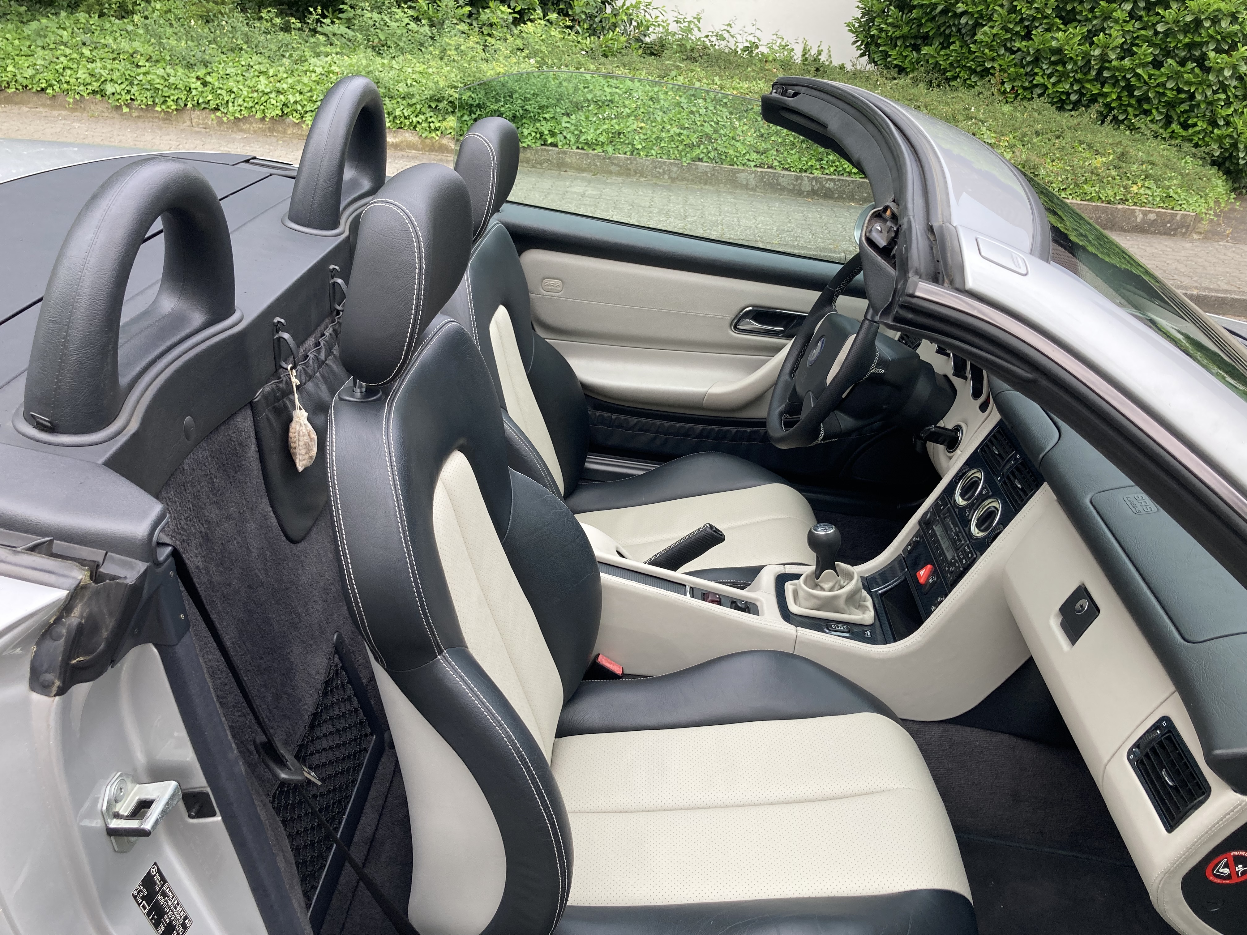 Reparatur und Restaurierung der Recaro-Autositze für den Mercedes-Benz SLK R170. Farbtonauswahl und Färbung von echtem Leder, Wiederherstellung beschädigter Nähte.