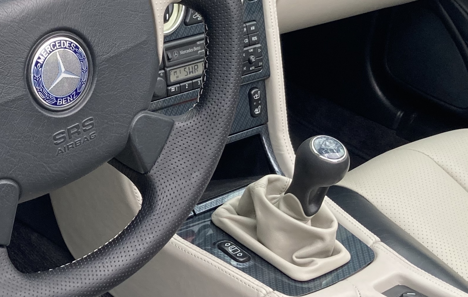 Lederreparatur am Schalthebel des Mercedes SLK R170, Auswahl von Echtleder nach Farbe und Struktur