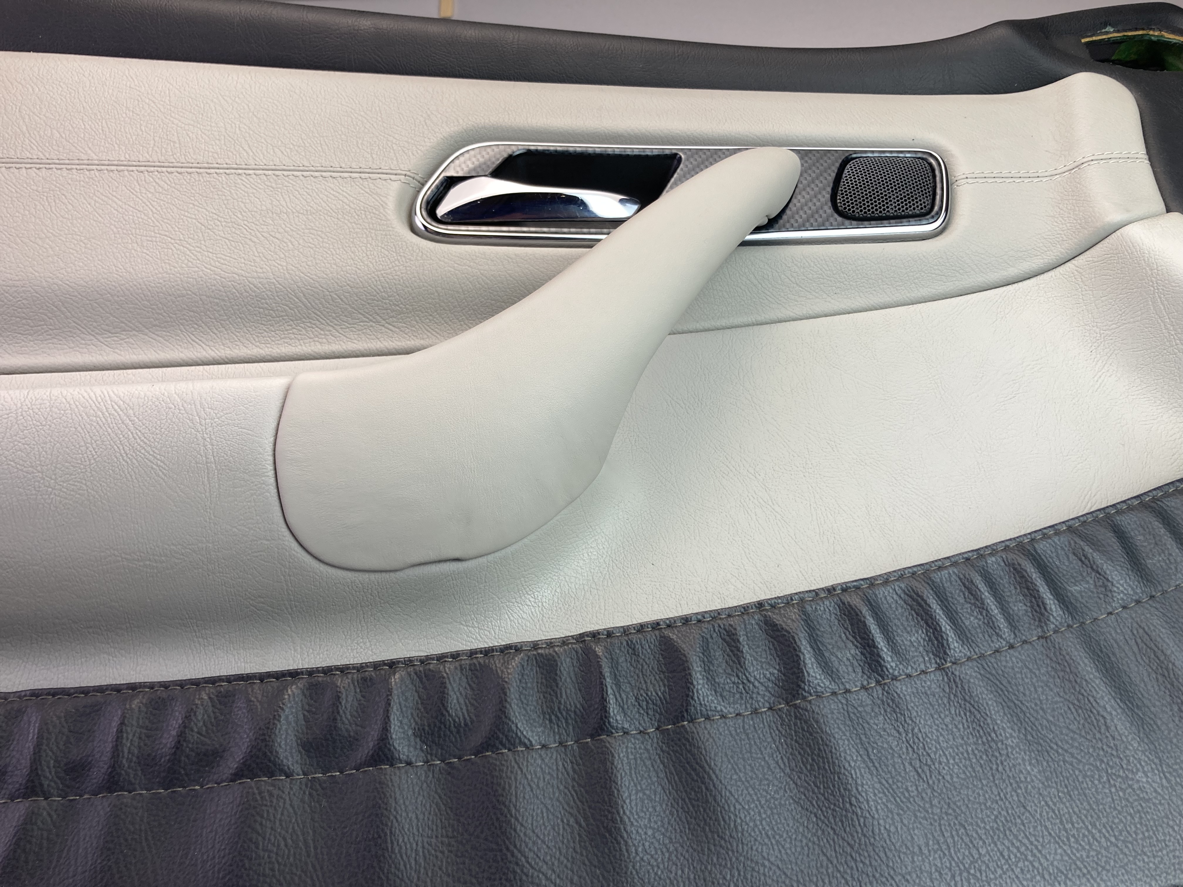 Reparatur der Türverkleidungen und Neubezug der Türgriffe mit echtem Nappa-Leder des Mercedes-Benz SLK R170