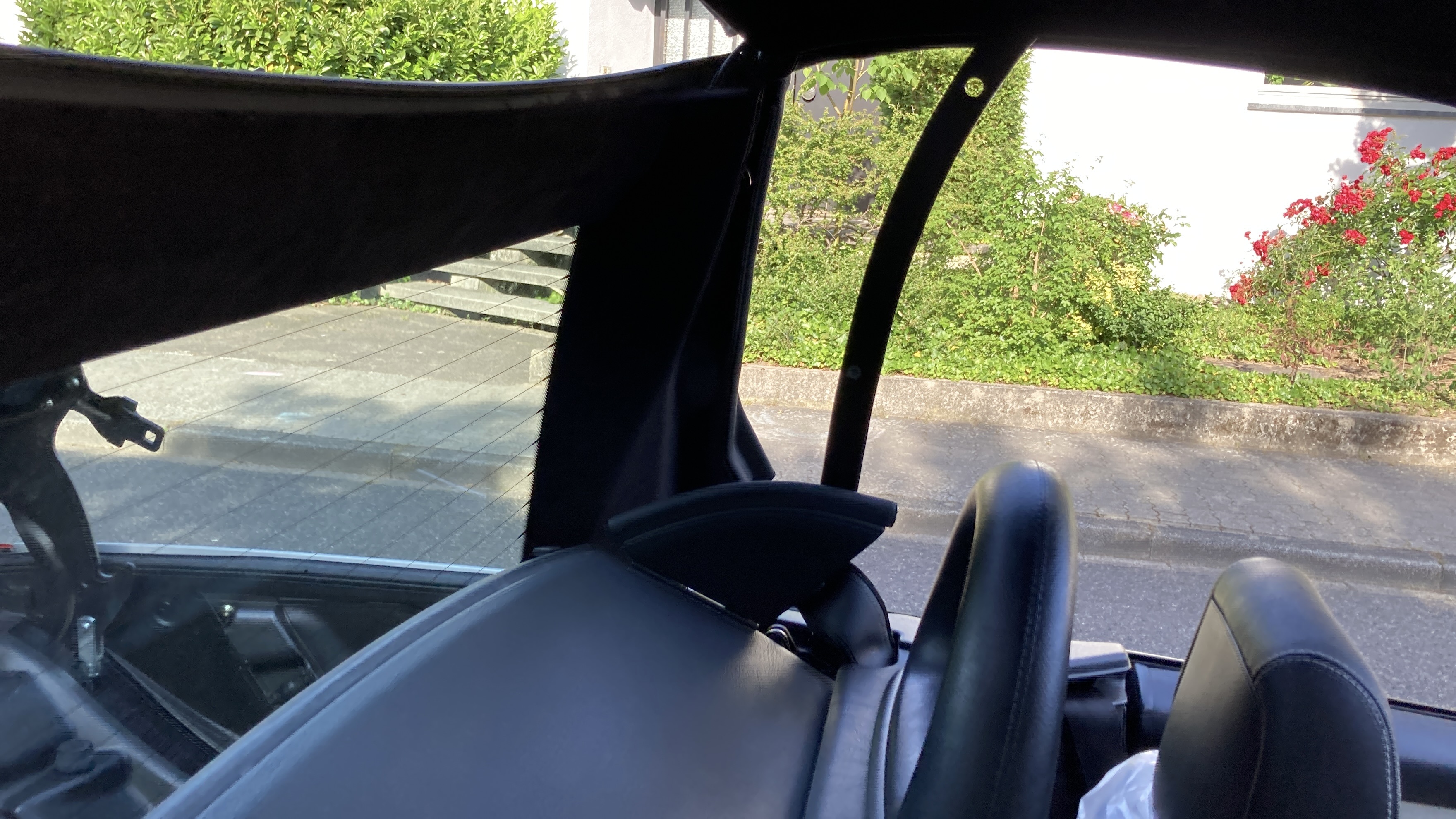 Neubezug des Daches des Mercedes-Benz SLK R170, mit 100% original Alcantara-Stoff. Die Farbe kann nach Belieben gewählt werde