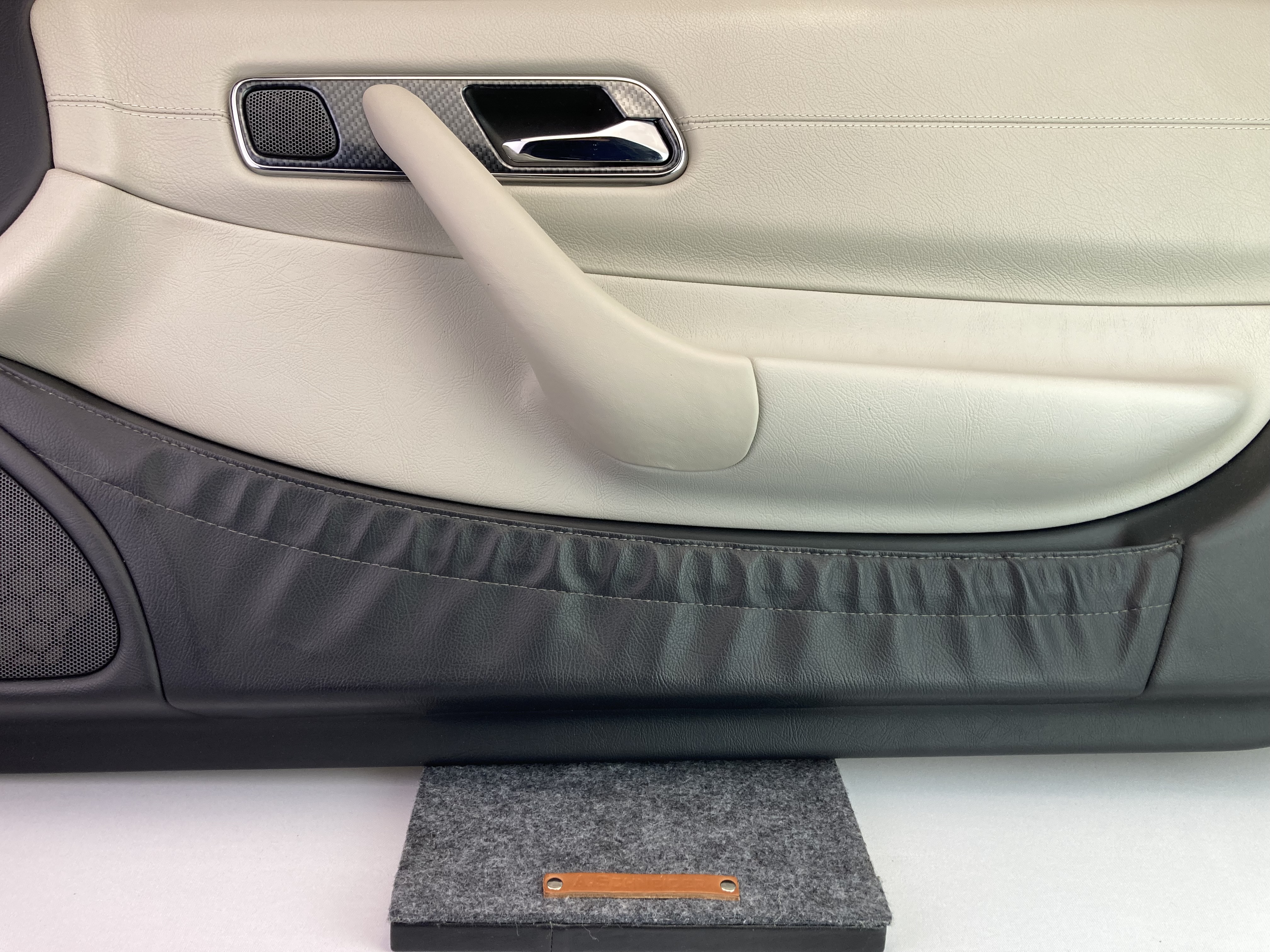 Reparatur der Türverkleidungen und Neubezug der Türgriffe mit echtem Nappa-Leder des Mercedes-Benz SLK R170