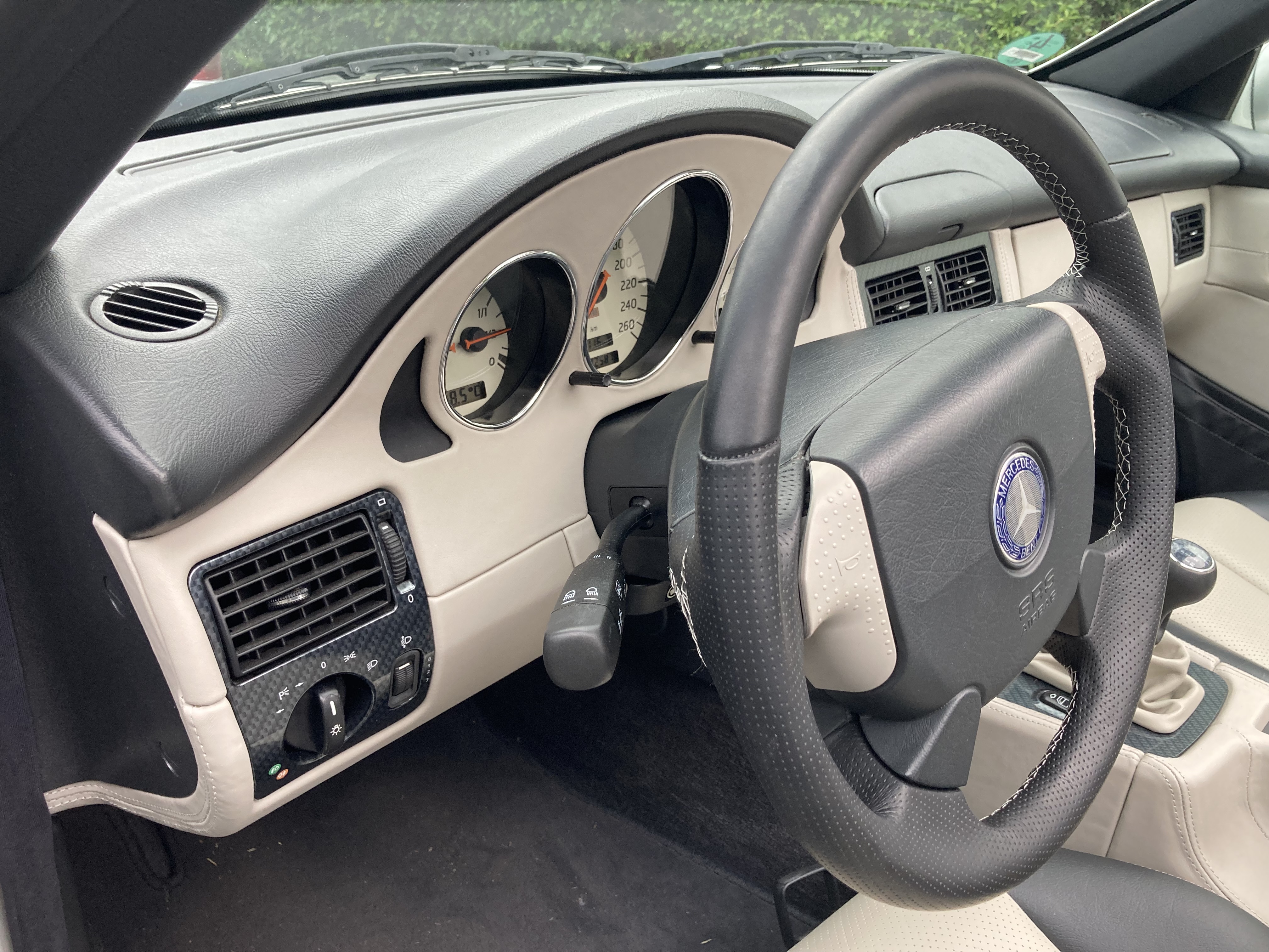 Restauration des Armaturenbretts des Mercedes SLK R170 mit echtem Nappa-Leder.