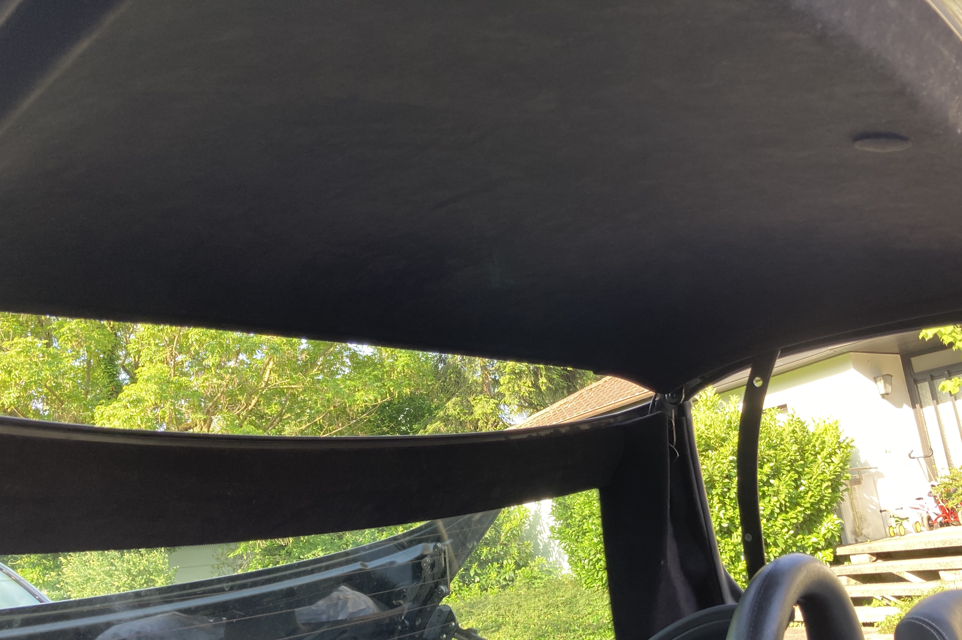 Neubezug des Daches des Mercedes-Benz SLK R170, mit 100% original Alcantara-Stoff. Die Farbe kann nach Belieben gewählt werde