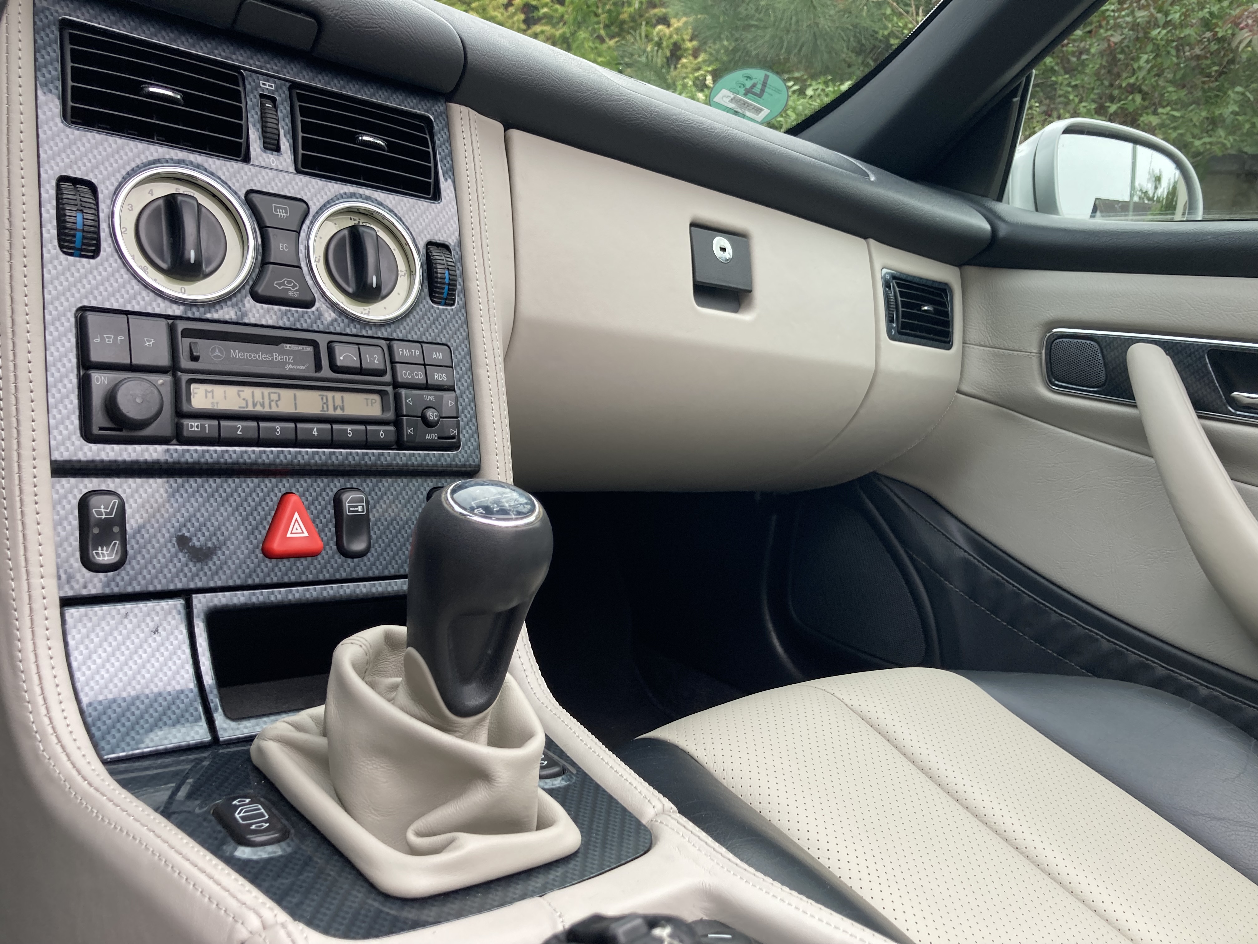 Restauration des Armaturenbretts des Mercedes SLK R170 mit echtem Nappa-Leder.